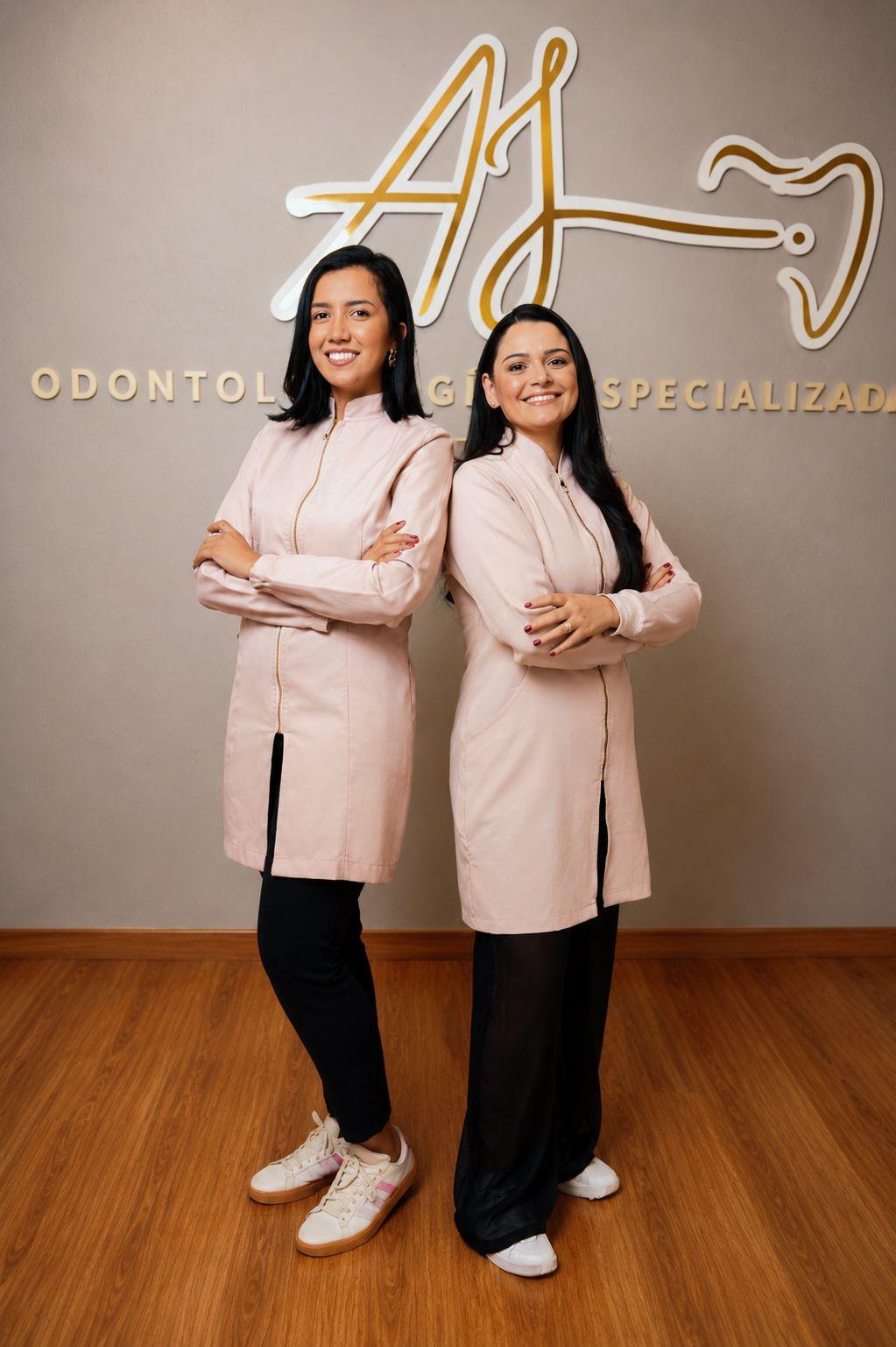 Dra. Estéfani e Dra. Jusciane - dentistas da AJ Odontologia em Santana